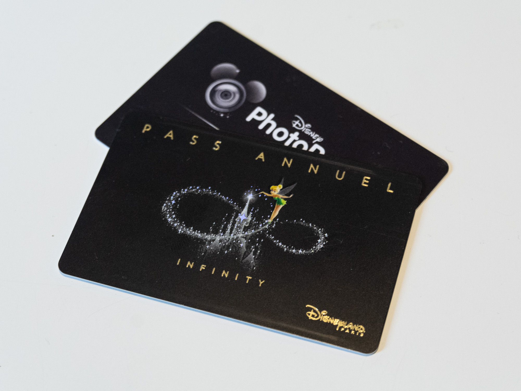 Disneyland Paris Infinity Pass with a Disney Photopass+ behind it